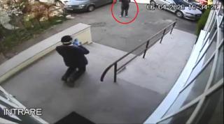 Daniel Drăgăoi, în timp ce se roagă în genunchi ca să scape județul de coronavirus