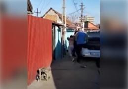 Polițiști atacați cu sticle și lopeți de petrecăreți, pe o stradă din Arad: "Filmează, nu-ți fie frică!" (Video)