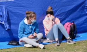 O tânără gravidă în 6 luni a pierdut sarcina după ce a așteptat ore întregi în corturile de la vama Nădlac