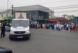 Medicii din Târgoviște au ieșit pe stradă, în costumele de protecție, ca să întâmpine racla cu moaștele Sf. Nifon