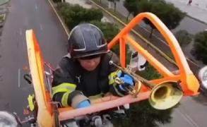 Concertele pompierului sunt extrem de apreciate de localnici