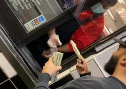 Momentul în care angajații unui fast-food din SUA primesc 10.000 de dolari cadou (Video)