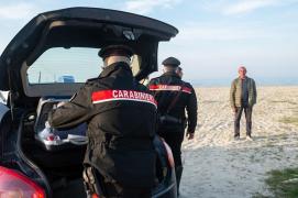 Soțul s-a așezat la volan, în timp ce soția s-a ascuns în portbagaj