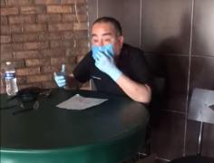 Un patron izbucneşte în plâns când îşi plăteşte angajaţii pentru ultima dată. „Sunt ultimii mei bani!”