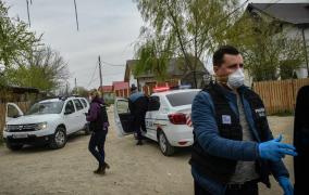 Polițiști atacați cu furca, luați la pumni și amenințați cu moartea, în Prahova. Au intervenit mascații