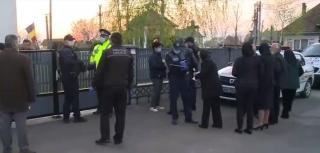 Preotul ținea slujba cu mai mulți enoriași