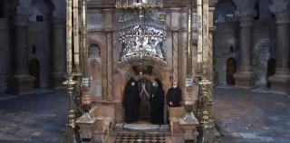 Lumina Sfântă se aprinde la Ierusalim. Imagini în direct de la Biserica Sfântului Mormânt (Video)