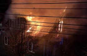 Casă în flăcări de la lumânarea de Înviere, la Suceava