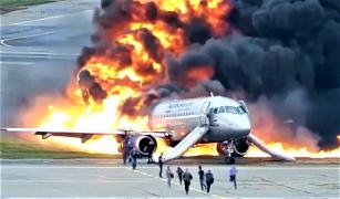 Noi imagini de la aterizarea în flăcări a unui avion la Moscova, tragedie soldată cu 41 de morți (Video)