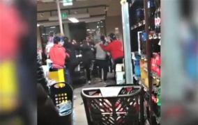 Bătaie într-un supermarket din Napoli, Italia