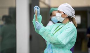 Vecinii unei asistente medicale din Galați i-au dat cu clor pe ușă și au chemat poliția: "Fetelor, este foarte grav!"