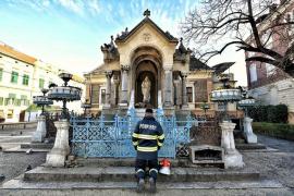 Pompierul a îngenuncheat la statuia Sfintei Fecioare Maria din Timișoara
