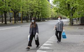 Străzi aproape pustii din cauza pandemiei de coronavirus