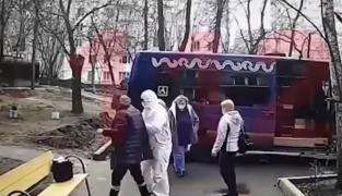 O femeie din Rusia a murit pe o bancă din fața casei, la o zi după ce a fost testată negativ la coronavirus (Video)