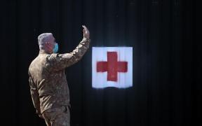 Militarii ridică un sistem modular de tratare a Covid-19 pe stadionul CFR din Timișoara