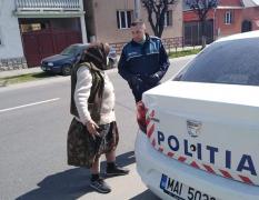 O bătrână din Năsăud a fost condusă acasă de un echipaj de poliție