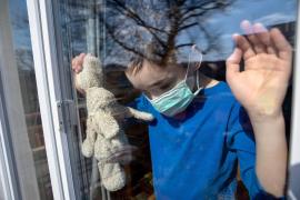 Copil la geam în carantina