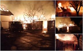Incendiu puternic la Bacău, la două case, peste 20 de pompieri intervin