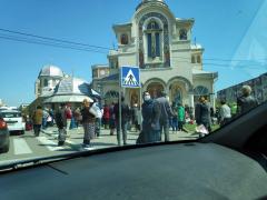 Zeci de credincioși s-au înghesuit să ia agheasmă, la biserică din Năvodari