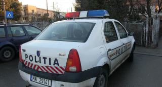 Trei minori jefuiți de telefoane de doi tineri, pe stradă