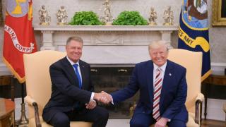 Klaus Iohannis și Donald Trump își strâng mâinile în biroul oval