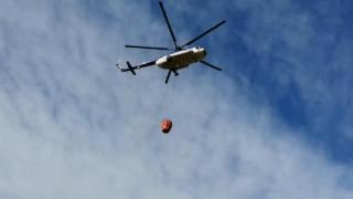Elicopter MAI trimis să arunce tone de apă peste incendiul de pădure, la Breaza (Video)