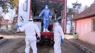 Medici coboară izoleta cu pacient cu coronavirus din ambulanță