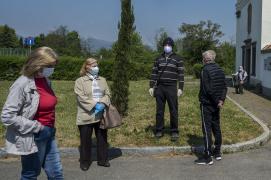 Rudele așteaptă la cimitir să își îngroape morții de COVID-19