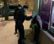 Bătrână ajutată de jandarmii clujeni să ajungă acasă