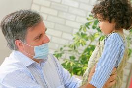 Un oficial elvețian susține că cei mici nu transmit COVID-19 bunicilor