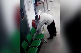 Un bărbat a încercat să se dezinfecteze cu un stingător de incendiu (Video)