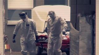 Medici cară cu izoleta un pacient cu coronavirus