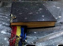 Biblia și Tricolorul, rămase intacte după incendiu