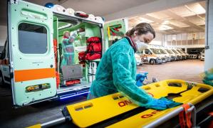 Asistentă dezinfectează de coronavirus o ambulanță în Italia