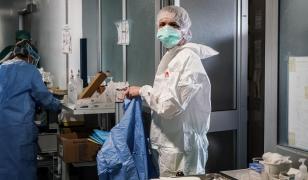 Medic într-un spital cu pacienți de coronavirus în Italia