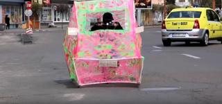 Un tânăr s-a plimbat cu "izoleta" electrică roz, pe străzile din Buzău (Video)