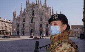 Femeie soldat din Italia la Domul din Milano