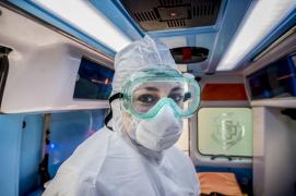 Asistentă medicală într-o ambulanță ce transportă cazuri de coronavirus în Italia
