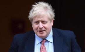 Premierul Boris Johnson în fața reședinței sale