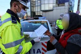 Polițist din Iași, gest emoționant pentru o femeie prinsă pe stradă fără mască, mănuși și declarație