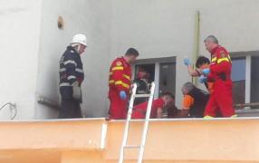 Copil de nici 2 ani s-a prăbușit în gol de la etajul 7, în Craiova. Băiețelul a murit pe loc