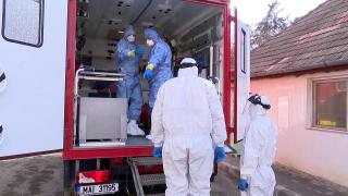 Medici în ambulanță de transport pacienți cu coronavirus