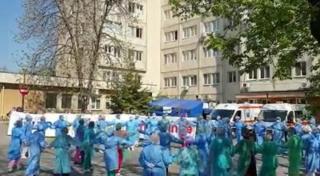 Horă în curtea Spitalului "Victor Babeş" din Craiova, după vindecarea primului pacient cu covid-19 (Video)