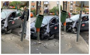 Un taximetrist beat s-a proptit într-un stâlp şi a încercat să plece, deşi din maşină ieşea fum - Video