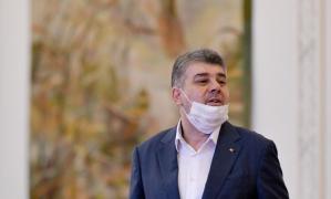 Marcel Ciolacu poartă mască pe holul Parlamentului