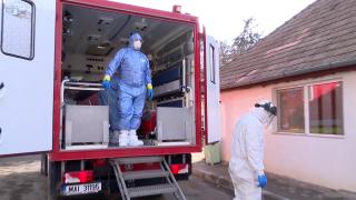Paramedici în ambulanţa de transport caz de coronavirus