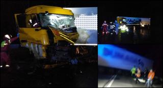 Microbuz făcut praf de TIR, la ieșirea din Sighișoara. Un șofer a murit pe loc, celălalt este în cod roșu