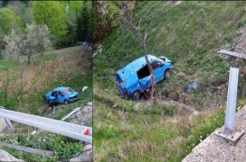 Un șofer a căzut cu mașina într-o râpă și a încercat să ascundă accidentul