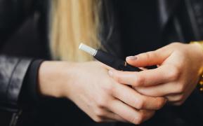 Află cum le afectează pe fumătoare interzicerea țigărilor mentolate și ce alternative au!