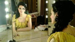 Mezzosoprana Maria Macsim Nicoară în faţa oglizii, în cabină